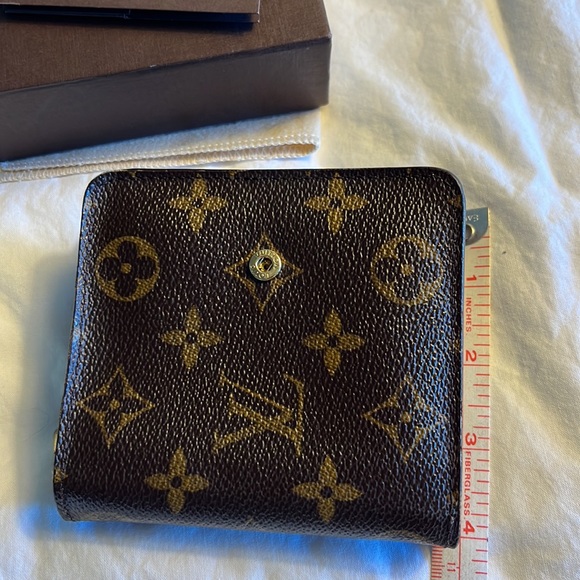 𝐀𝐔𝐓𝐇𝐄𝐍𝐓𝐈𝐂 𝐋𝐎𝐔𝐈𝐒 𝐕𝐔𝐈𝐓𝐓𝐎𝐍 𝐂𝐨𝐦𝐩𝐚𝐜𝐭 𝐖𝐚𝐥𝐥𝐞𝐭 - Picture 11 of 16